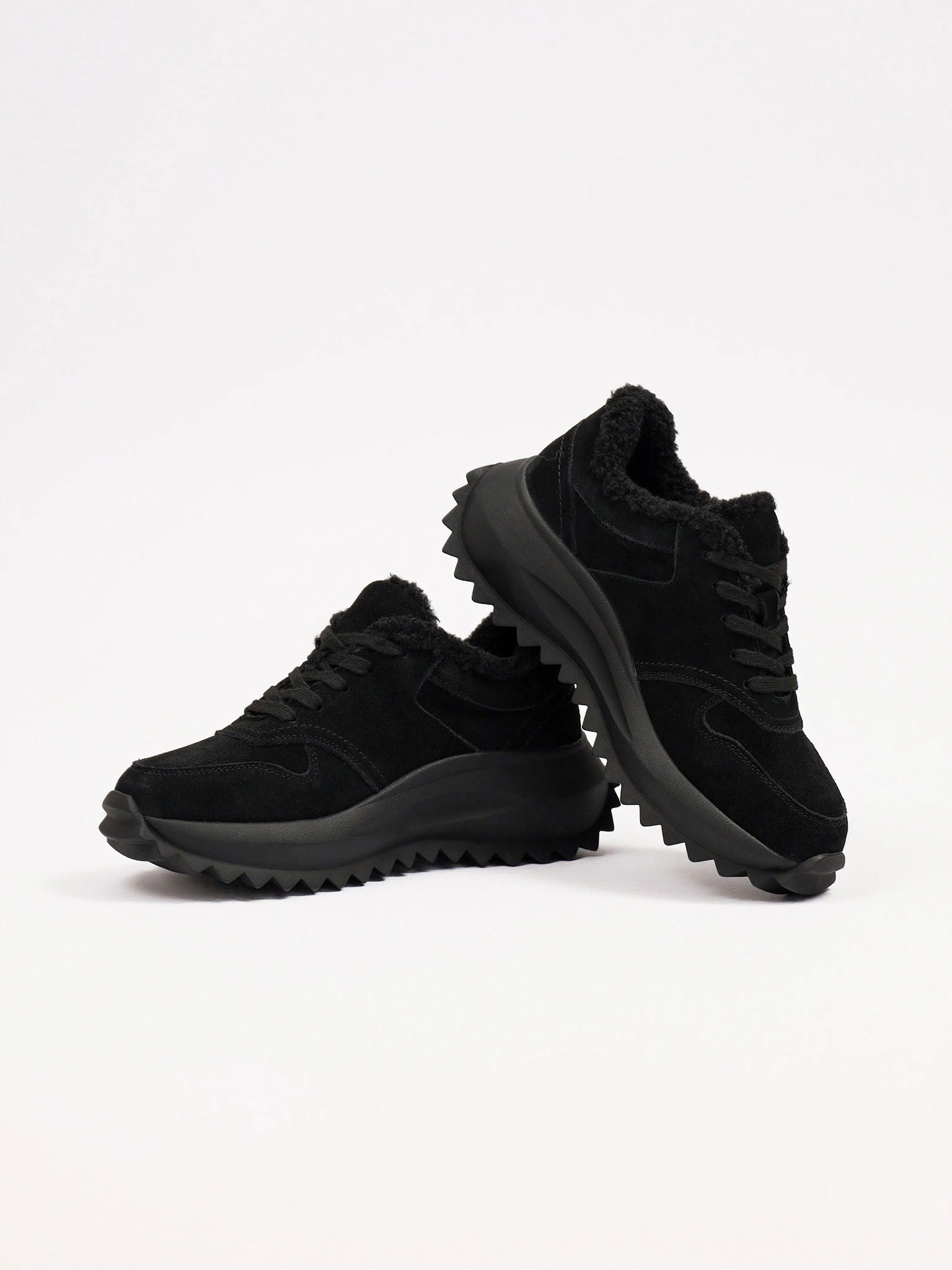 Кроссовки черного цвета на рельефной подошве